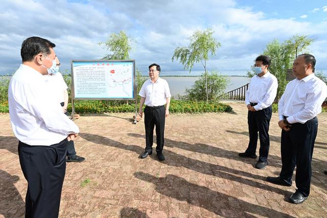 防汛常規(guī)物資中主要包含麻袋吸水膨脹袋,無紡布吸水膨脹袋,防汛沙袋,防汛噸袋,防汛編織袋,雨衣,雨靴,雨傘,彩條布,工兵鏟,十字鎬,八磅錘,應(yīng)急救生包等。