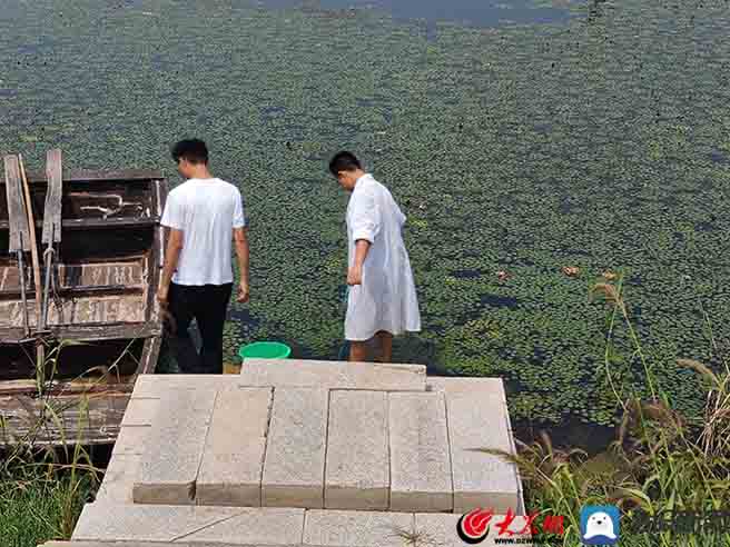 防汛常規(guī)物資中主要包含麻袋吸水膨脹袋,無(wú)紡布吸水膨脹袋,防汛沙袋,防汛噸袋,防汛編織袋,雨衣,雨靴,雨傘,彩條布,工兵鏟,十字鎬,八磅錘,應(yīng)急救生包等。