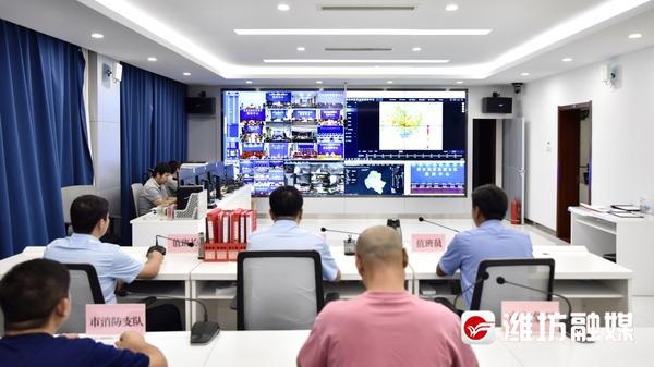 防汛常規(guī)物資中主要包含麻袋吸水膨脹袋,無紡布吸水膨脹袋,防汛沙袋,防汛噸袋,防汛編織袋,雨衣,雨靴,雨傘,彩條布,工兵鏟,十字鎬,八磅錘,應(yīng)急救生包等。