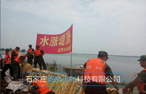 河北沿海地區(qū)，現(xiàn)場(chǎng)為堵水墻建設(shè)工作進(jìn)行中