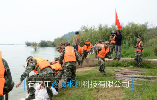河南黃河沿岸地帶，利用防汛沙袋進(jìn)行擋水工作